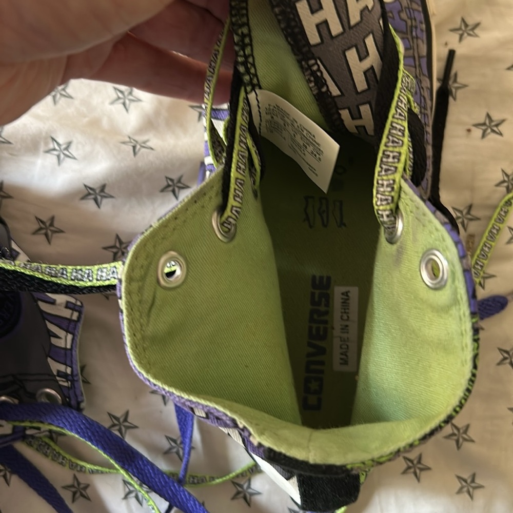 Converse High-Top Sneakers with Joker Design. Mens 6, womens 8 - Picture 7 of 7